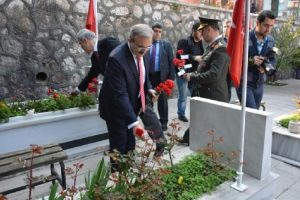 Bursa'da şehitler karanfillerle anıldı