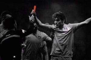 Deniz &Ccedil;oban'dan Salih Dursun'a kırmızı kart
