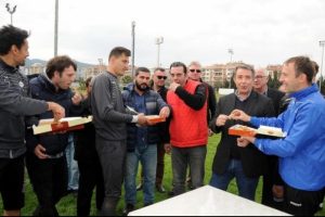Altay'dan taraftara baklava