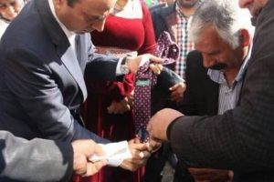 Osman Baydemir'den kravatlı nevruz protestosu