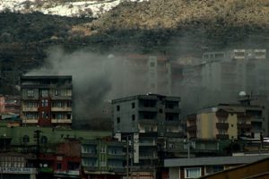 Şırnak'ta bomba tuzaklı barikatlar imha ediliyor