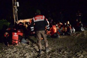 İzmir'de dev g&ouml;&ccedil;men operasyonu
