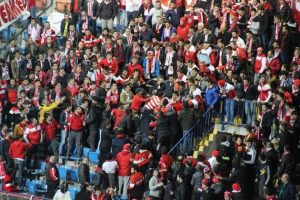 Trib&uuml;nde bı&ccedil;aklı kavga: 6 yaralı
