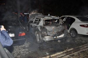Park halindeki 3 otomobil yandı, 1 kişi yaralandı