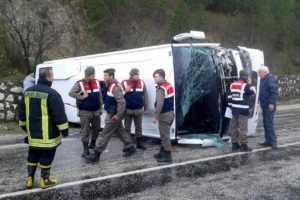 Isparta'da midib&uuml;s devrildi: 1'i dekan 31 yaralı