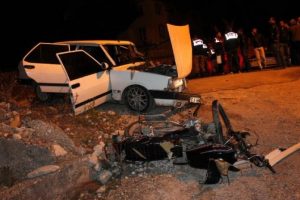 Otomobille motosiklet &ccedil;arpıştı, kasksız s&uuml;r&uuml;c&uuml; &ouml;ld&uuml;