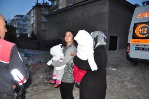 8 aylık ikizleriyle gelip, intihara kalkışan eşini ikna etti
