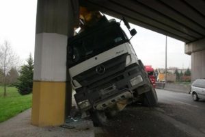 Damperi a&ccedil;ılan kamyon k&ouml;pr&uuml;ye &ccedil;arptı