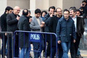 Ter&ouml;r operasyonunda 7'si avukat 27 ş&uuml;pheli serbest bırakıldı