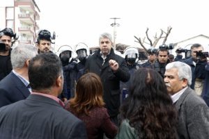 Polisten HDP'li vekile: B&ouml;yle bir g&uuml;nde halay mı &ccedil;ekilir ?