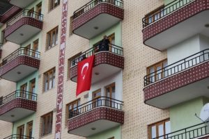 Şehit polisin baba ocağına ateş d&uuml;şt&uuml;