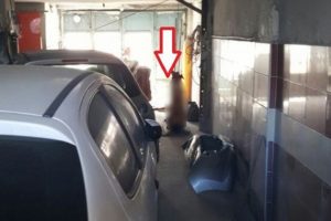 Yeğenine kızdı, tavana astı!