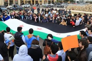 Beyrut'ta Suriyeli muhaliflere destek g&ouml;sterisi