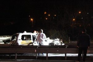 Takla atarak ters şeride ge&ccedil;en cipe tanker &ccedil;arptı: 2 &ouml;l&uuml;