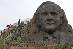 T&uuml;rkiye'nin en b&uuml;y&uuml;k Atat&uuml;rk Maskı'na bakım