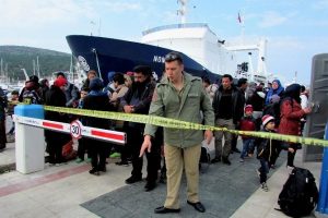 &Ccedil;eşme'de denize a&ccedil;ılan 101 sığınmacı yakalandı