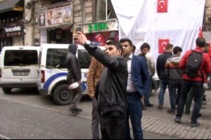 Bazıları da patlama b&ouml;lgesinde &ouml;z&ccedil;ekim derdinde