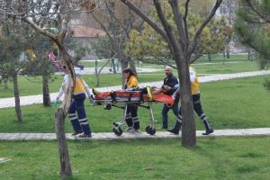 Parkta bı&ccedil;aklı kavga: 1 yaralı