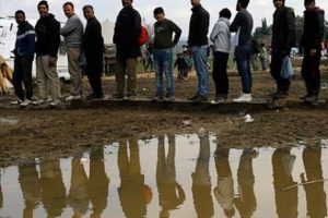Yunanistan adalardaki sığınmacıları ana karaya taşıyor
