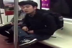 Metroda &ccedil;ekirdek kabuklarını yere atan gence &ccedil;eki&ccedil;li saldırı