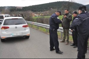 TEM otoyolunda ş&uuml;pheli otomobilde arama: 3 g&ouml;zaltı