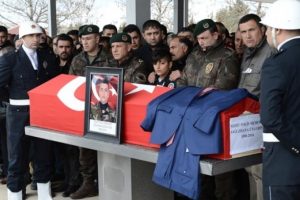 Şehidin tabutunda y&uuml;rek yakan ayrıntı