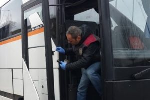 &Uuml;niversite girişinde polisi alarma ge&ccedil;iren otob&uuml;s