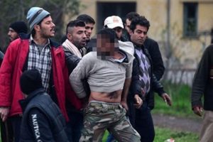 Suriyeli m&uuml;lteciler pedofili polise teslim etti