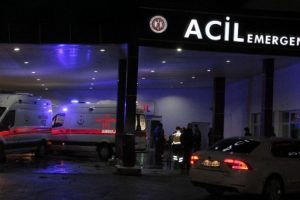 Polis servisi yan yattı: 18 polis yaralı