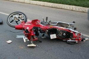 Otomobilin &ccedil;arptığı motosiklet s&uuml;r&uuml;c&uuml;s&uuml; &ouml;ld&uuml;