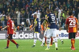 Yabancı futbolcular, derbinin ertelenmesinin ardından huzursuz oldu
