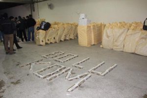 Otoyolda ka&ccedil;ak sigara operasyonu