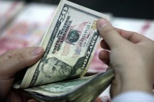 Piyasalar Merkez'i bekliyor, dolar hafif y&uuml;kseldi