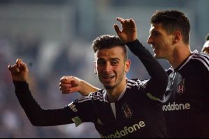 "Orkestra &ccedil;alacaksa, maestro olmalı!"