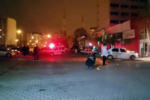 Babalarının bı&ccedil;aklandığını duyan iki kardeş kahveye ateş a&ccedil;tı: 5 yaralı
