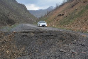 Yoldaki bombayı g&uuml;venlik g&uuml;&ccedil;leri fark etti