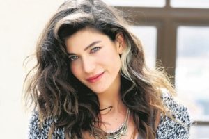 Berrak T&uuml;z&uuml;nata&ccedil; g&uuml;zelliğiyle g&ouml;z kamaştırdı...