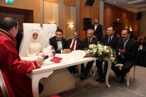 B&uuml;lent Arın&ccedil; ve Abd&uuml;lkadir Aksu'yu buluşturan nikah