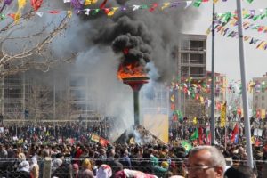 Diyarbakır'da Nevruz ateşi yakıldı