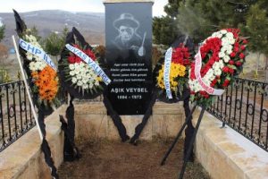 Aşık Veysel &ouml;l&uuml;m yıld&ouml;n&uuml;m&uuml;nde mezarı başında anıldı