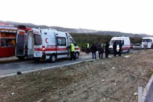 Otomobil kavşakta takla attı: 6 yaralı