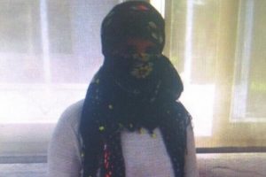 Erkek kılığında polise saldırdılar