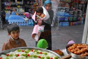 M&uuml;lteci kadın ve &ccedil;ocuklarının tatlılara bakışı y&uuml;rek burktu