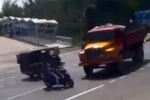 Az daha kamyonun altında kalıyorlardı