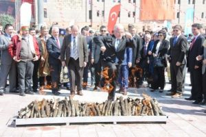 Eskişehir'de Vali Tuna, Nevruz ateşinden atladı