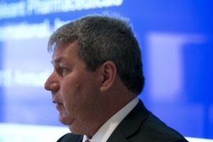 Kanadalı dev şirket Valeant'ta CEO istifa etti, hisse durduruldu