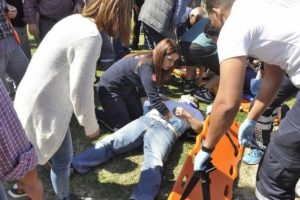 Kaza yapan ara&ccedil; iş&ccedil;ilerin arasına daldı: 6 yaralı
