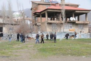 Hakkari'de izinsiz nevruz kutlamasına polis m&uuml;dahalesi