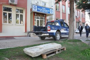 Bursa'da polisleri g&ouml;r&uuml;nce 2 bin yıllık  lahitleri yola attılar!