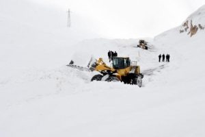 Van-Bah&ccedil;esaray karayoluna &ccedil;ığ d&uuml;şt&uuml;
